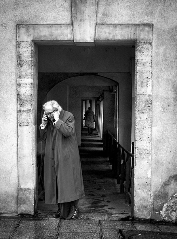 Photographie en noir et blanc d'un homme dans un passage